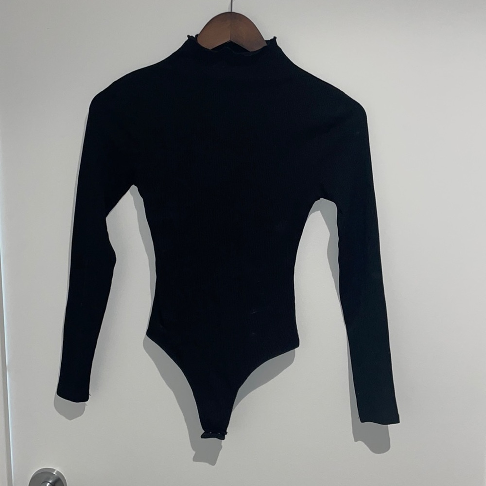 LOVERS AND FRIENDS. BLACK TURTLE NECK BODYSUIT. XS